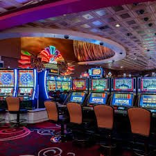 Tampilan meja roulette langsung dengan dealer dan roda di studio sultankoin